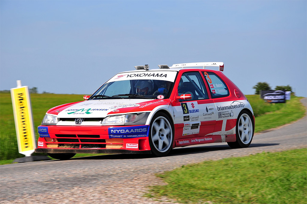 Kim Madsen og Kasper Sørensen har for alvor fundet farten i deres Peugeot 306 MAXI. På de sjællandske landeveje var det kun uheld, der fratog dem en sejr
(Foto: Michael Eisenberg)